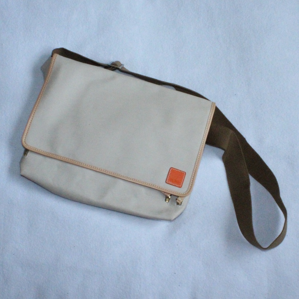 Clava iPad Tablet messenger bag